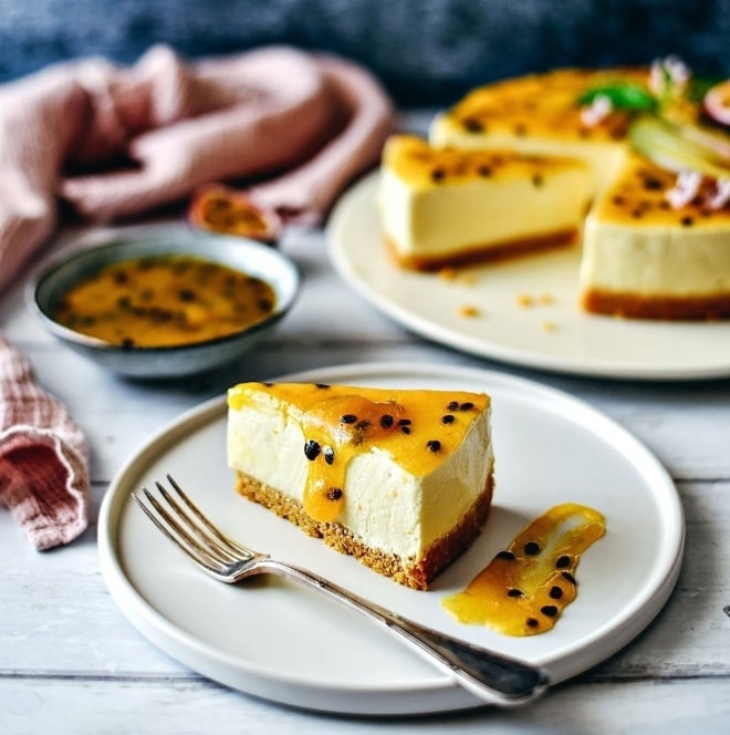 1 miếng bánh cheesecake chanh dây