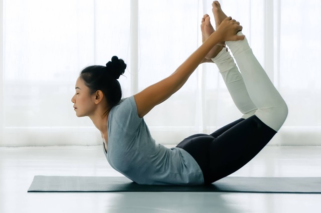 Tập yoga giúp kéo giãn cơ thể và rèn luyện sự dẻo dai