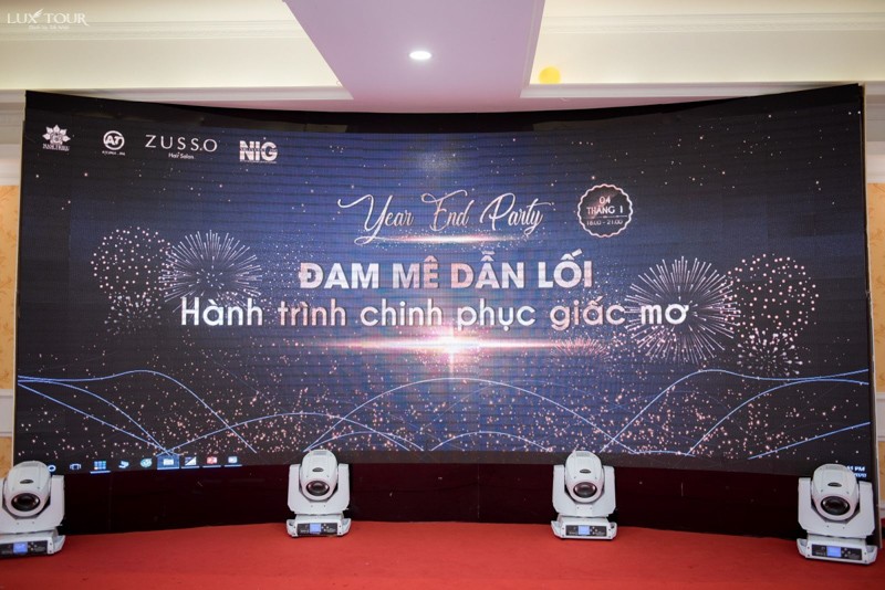 Backdrop có thể được thiết kế đơn giản với nền đen kết hợp với các họa tiết