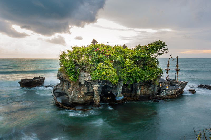 Đền Tanah Lot nằm ngay giữa biển