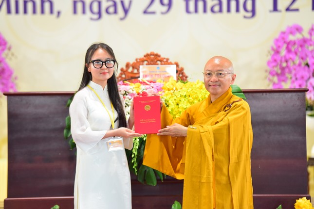 Thượng tọa Thích Nhật Từ, Phó Viện trưởng Thường trực Học viện Phật giáo VN tại TP.HCM trao Bằng tốt nghiệp đến Nguyễn Thị Như Ý