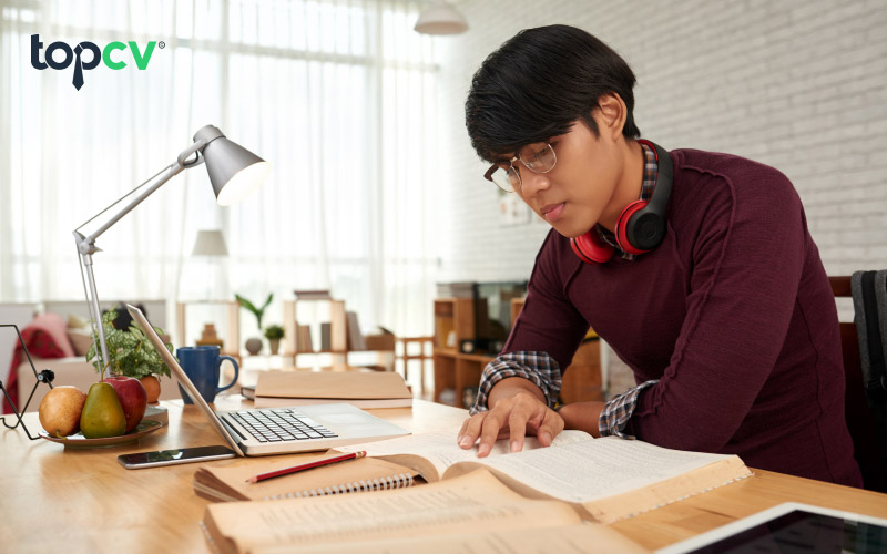 Sinh viên nên chuyên tâm học tập hay vừa học vừa làm?