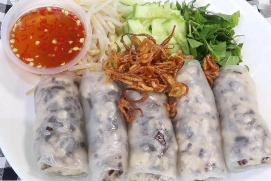 Bánh cuốn ăn cùng chả và nước mắm cay ngọt thì quả là tuyệt vời