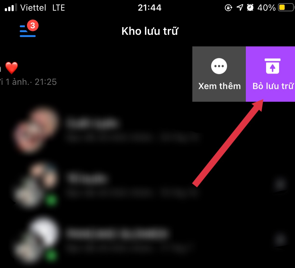 Bạn vuốt tin nhắn muốn bỏ ẩn sang bên trái rồi nhấn vào “Bỏ lưu trữ” để hoàn tất.