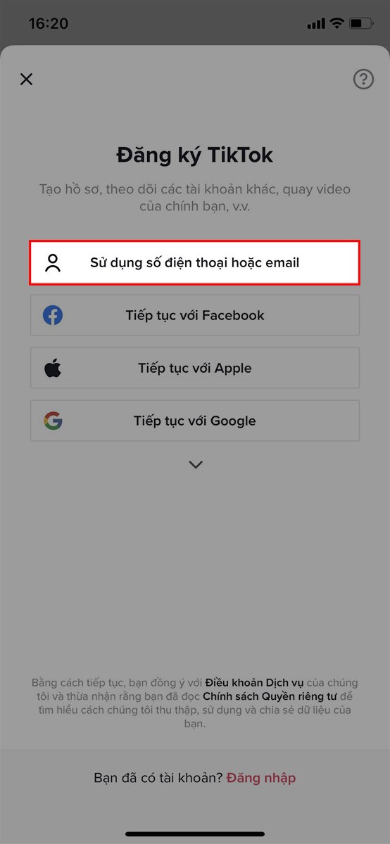 Chọn Sử dụng số điện thoại hoặc email