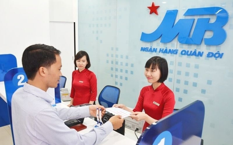 Đến trực tiếp ngân hàng MB Bank để được hỗ trợ hủy dịch vụ SMS Banking