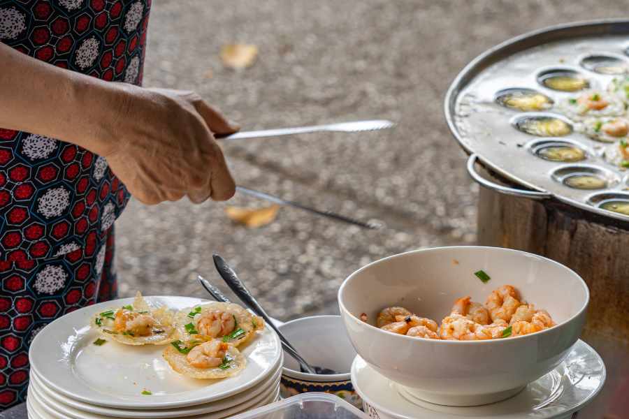 Đổ bánh khọt miền Tây khá đơn giản và dễ hiểu.