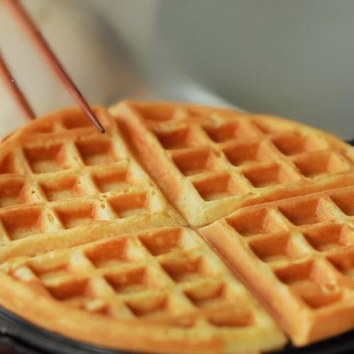 Nướng bánh waffle tới khi chín vàng đều hai mặt là được.