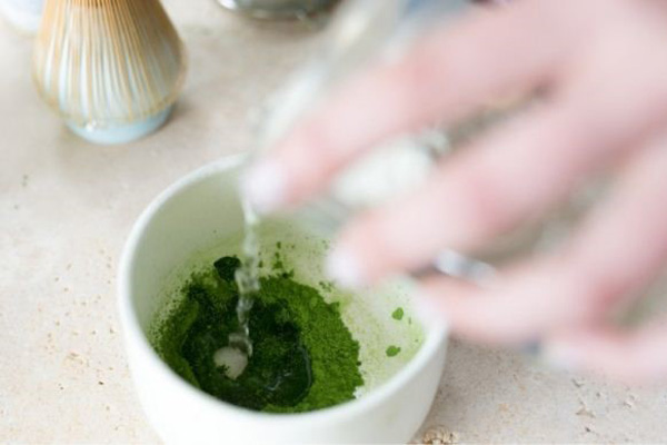 pha bột matcha với nước ấm