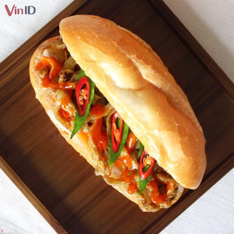 Bánh mì chả cá chan nước sốt