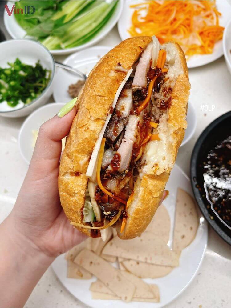 Bánh mì heo quay chan nước sốt