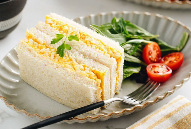 thưởng thức ngay khi hoàn tất sandwich kẹp trứng