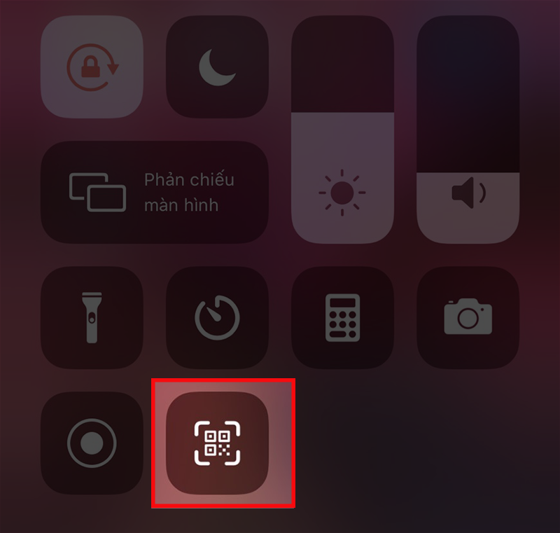 vuốt màn hình từ trên xuống và chọn biểu tượng QR