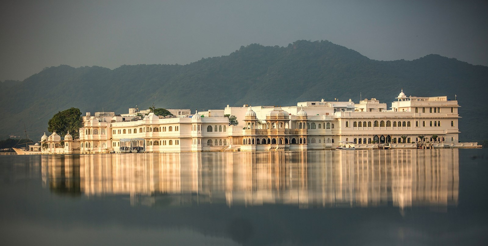 The Lake Palace - cung điện trắng nổi bật giữa lòng hồ thơ mộng