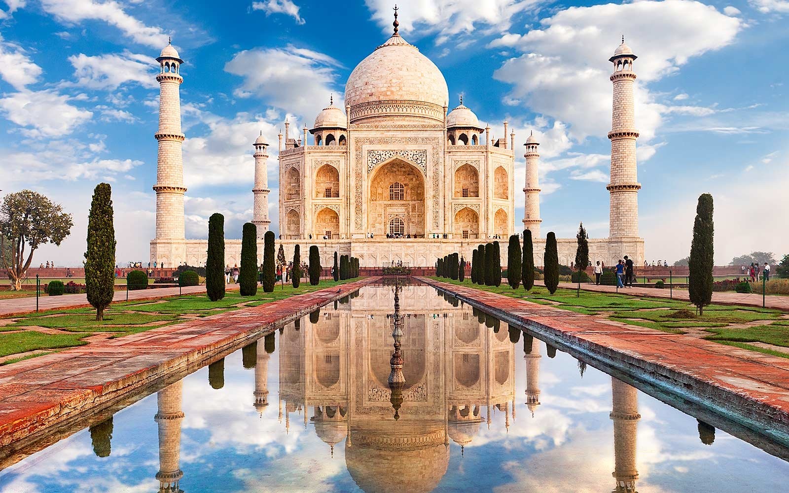 Đền Taj Mahal tỏa sáng