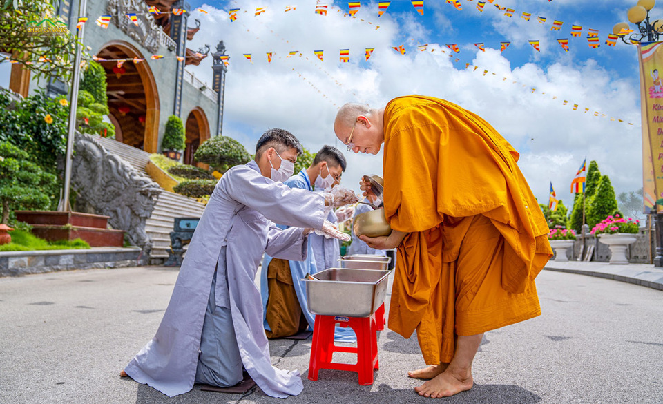 Phật tử sớt bát cúng dường cúng dường chư Tăng trong buổi lễ khất thực tại chùa Ba Vàng