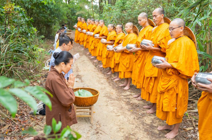 Chư Tăng là người duy trì được Phật Pháp, duy trì được lời Phật dạy và làm cho chúng sinh tin rằng giáo Pháp của Phật đưa đến hạnh phúc, an vui