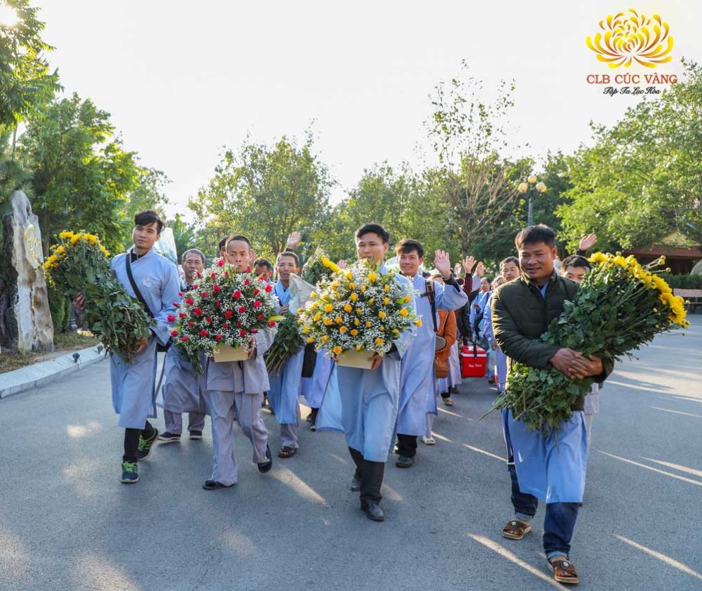 Phật tử chùa Ba Vàng hân hoan khi được về chùa cúng dường Tam Bảo