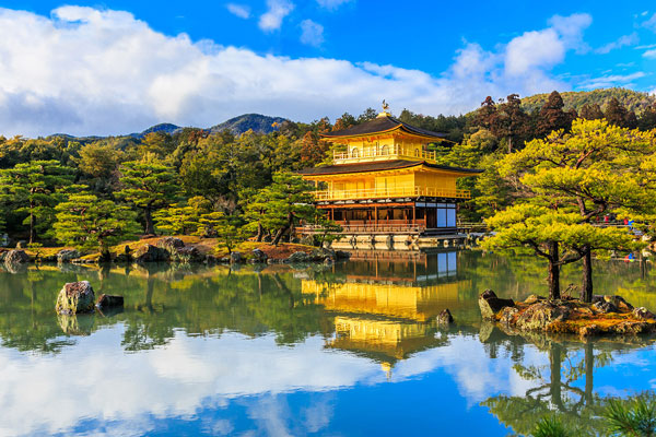 Kinkaku-ji nổi bật với kiến trúc ba tầng độc đáo