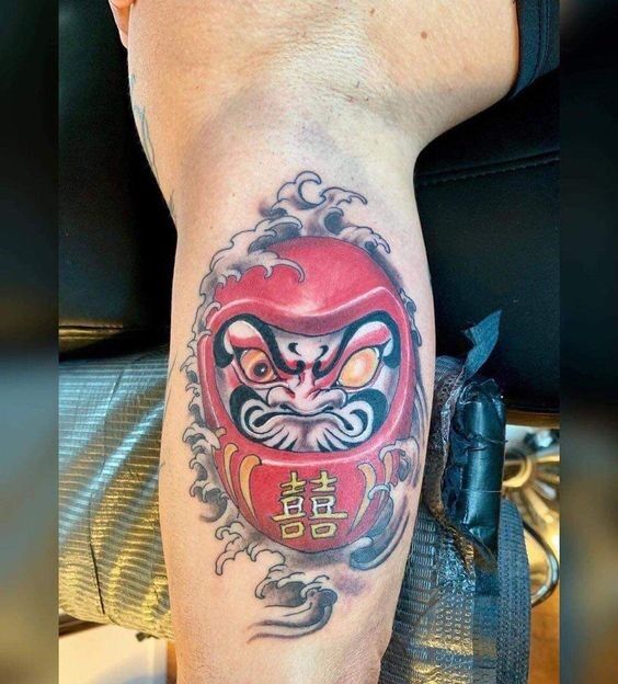 tattoo búp bê daruma kết hợp sóng biển