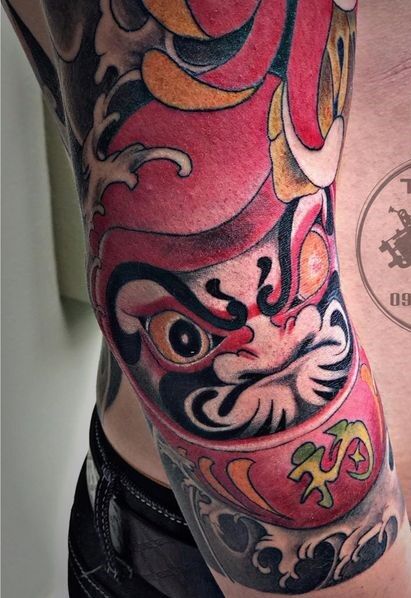 tattoo daruma đỏ trên tay anh khách cực nét