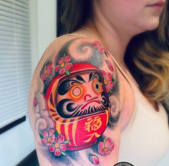 tattoo daruma với hoa anh đào cho chị khách