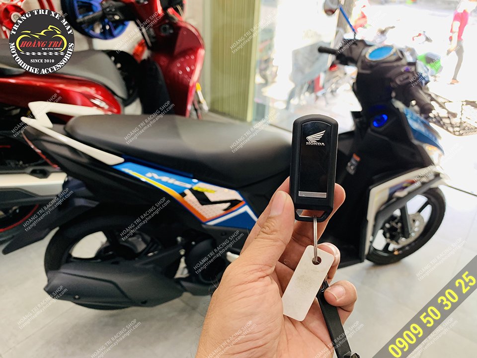 Ngoài ra anh khách còn trang bị thêm khóa smartkey chính hãng