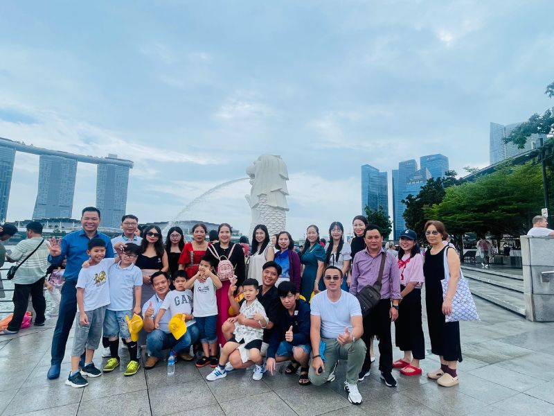 Đoàn du lịch Singapore Saigontimes Travel check-in tại tượng Sư tử Biển Merlion - đi du lịch singapore cần chuẩn bị gì