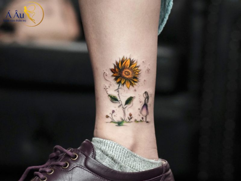 Tattoo hoa hướng dương độc đáo ở cổ chân