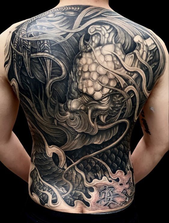 tattoo hình rồng đơn sắc kín lưng