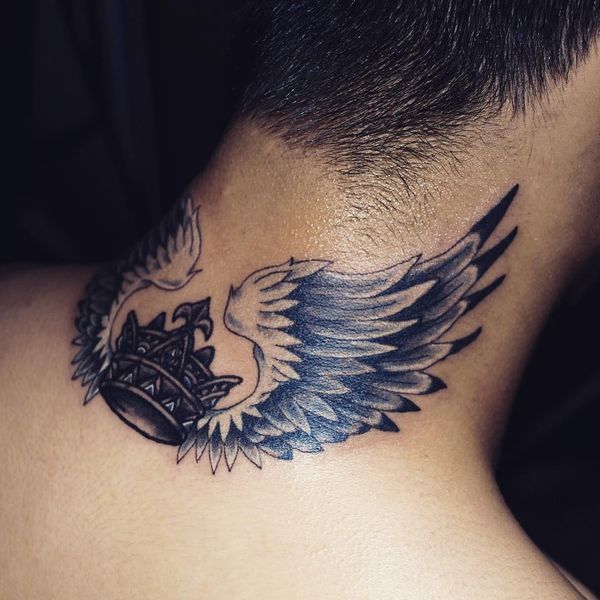 tatto vương miện siêu đẹp sau gáy