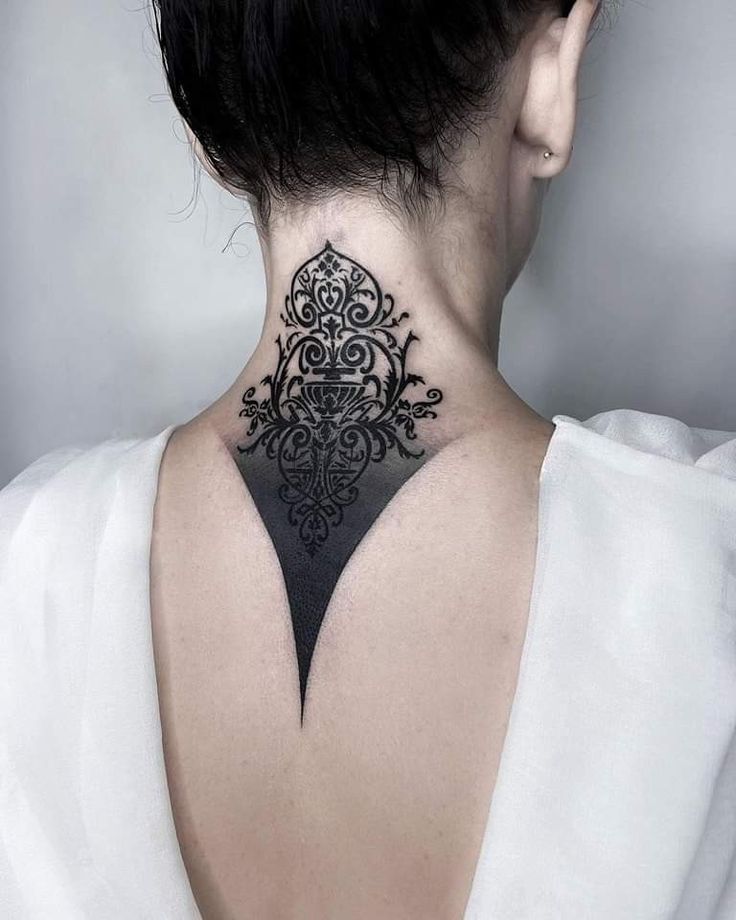 tatto cực sắc bén ở sau gáy