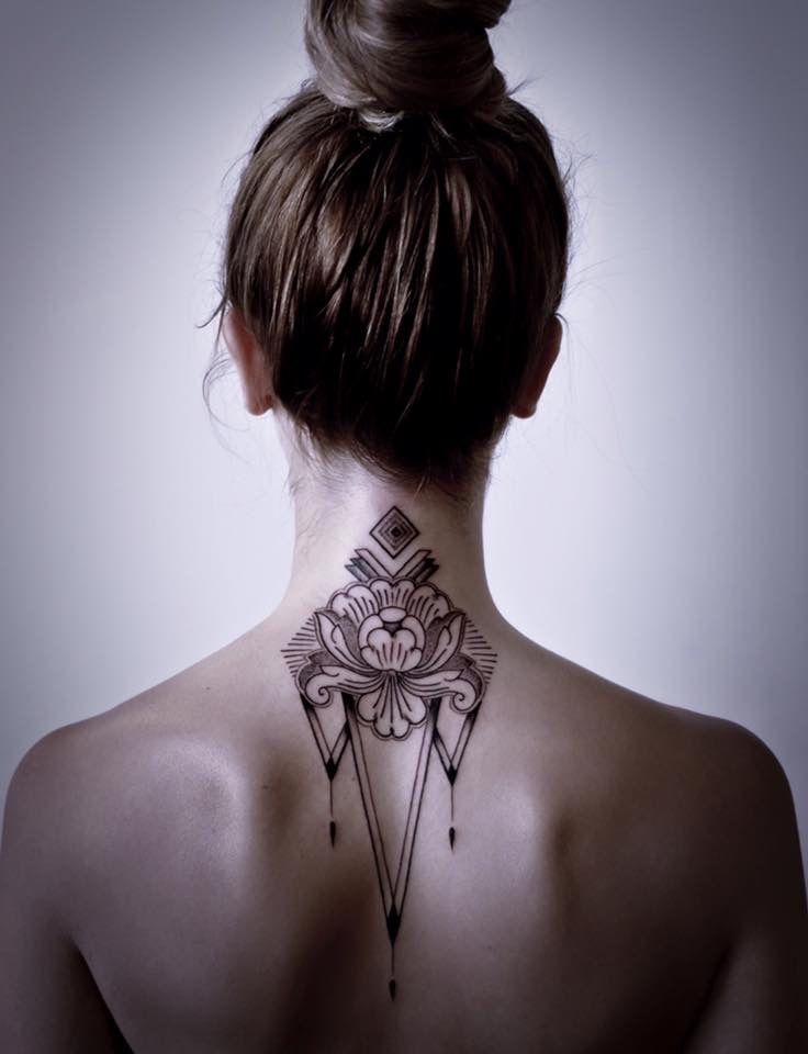 tatto cực khéo léo ở sau gáy