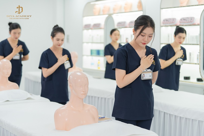 Một buổi học thực hành chăm sóc da nâng cao tại DIVA Academy