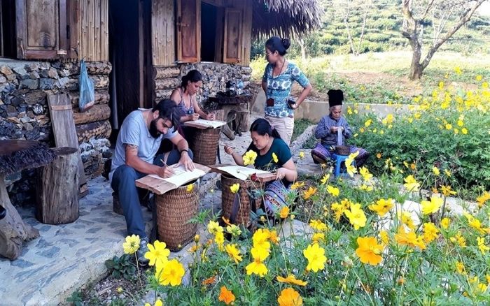 Du lịch sinh sinh thái đem lại vô vàn những lợi ích cho dân cư địa phương. Ngoài việc giúp gia tăng thu nhập, cải thiện đời sống cho người dân, du lịch sinh thái còn giúp đưa hình ảnh đẹp của địa phương đến với người dân ở các vùng miền khác cũng như bạn bè quốc tế, góp phần gìn giữ và bảo tồn các nguồn lực tự nhiê, tài nguyên thiên, văn hóa xã hội của địa phương.