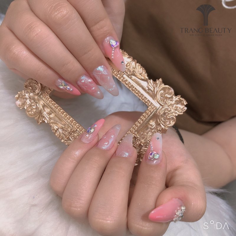 Nail móng nhọn đính đá phong cách Bắc Âu