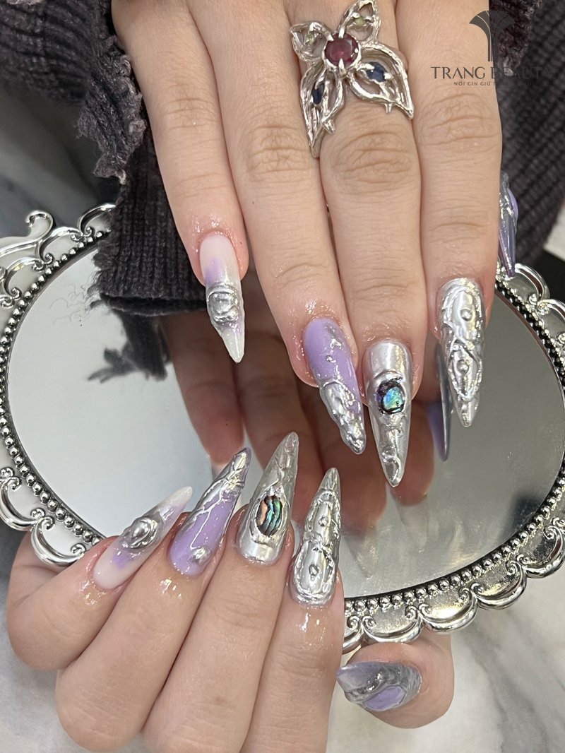 Mẫu nail móng nhọn tròn sơn đỏ sang trọng