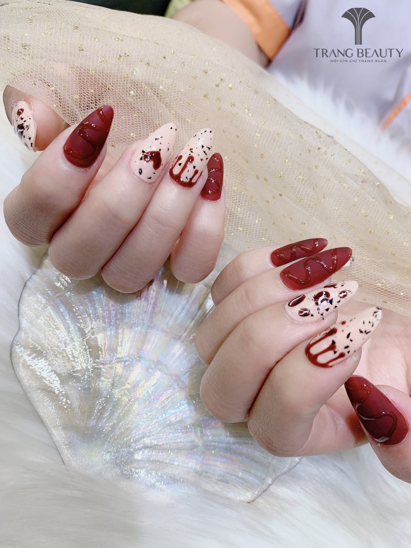 Mẫu nail móng nhọn tròn ombre sơn đỏ