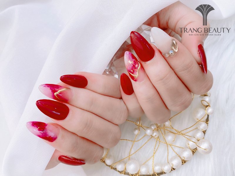 Mẫu nail nhọn đen cá tính