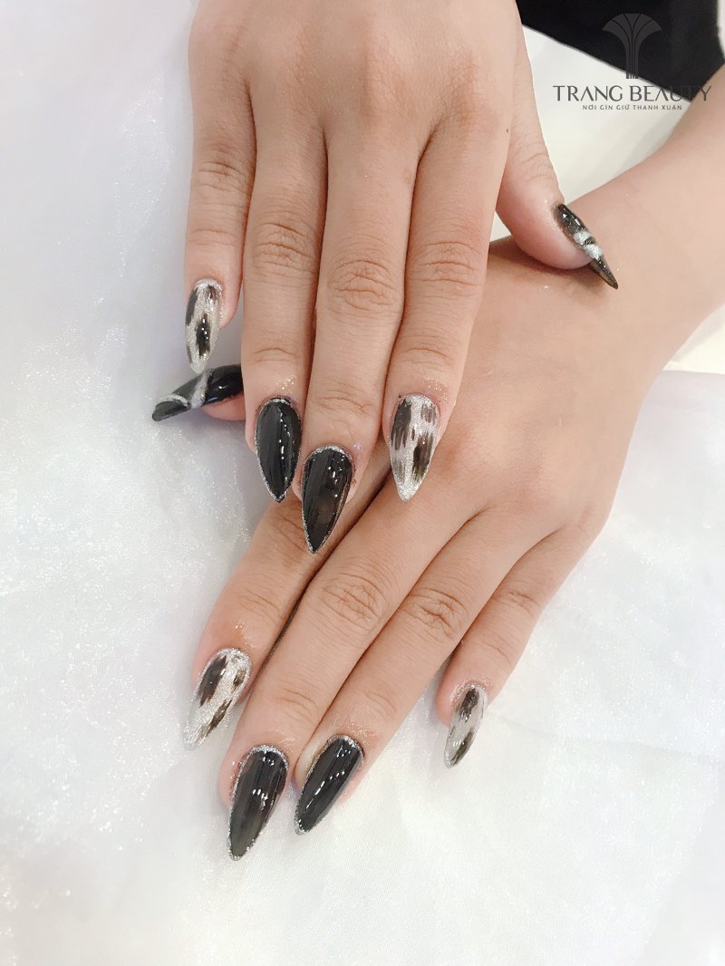 Mẫu nail nhọn đen - trắng kết hợp họa tiết đáng yêu