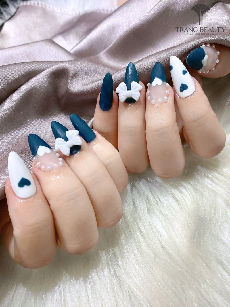 Mẫu nail nhọn đen - hồng huyền bí