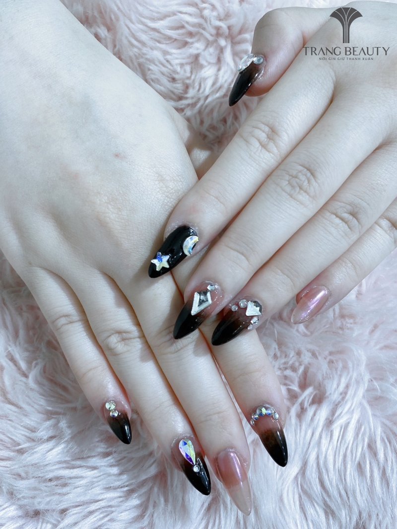 Mẫu nail đen độc đáo