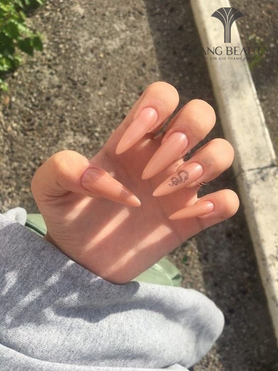 Mẫu nail nhọn màu nude