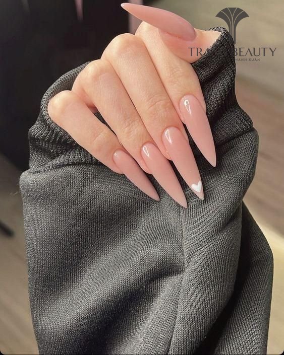 Mẫu nail tròn đính đá quyền lực