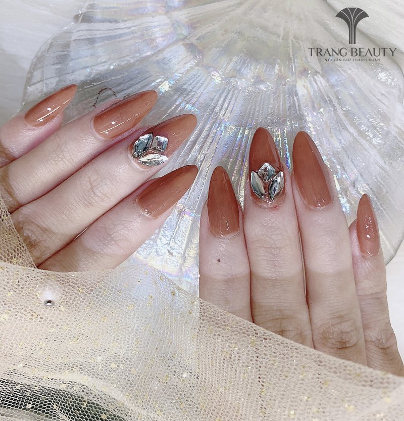 Mẫu nail tròn đính đá nhẹ nhàng