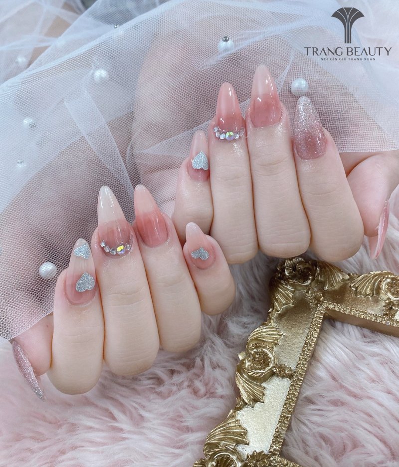 Mẫu nail tròn đính đá thơ mộng