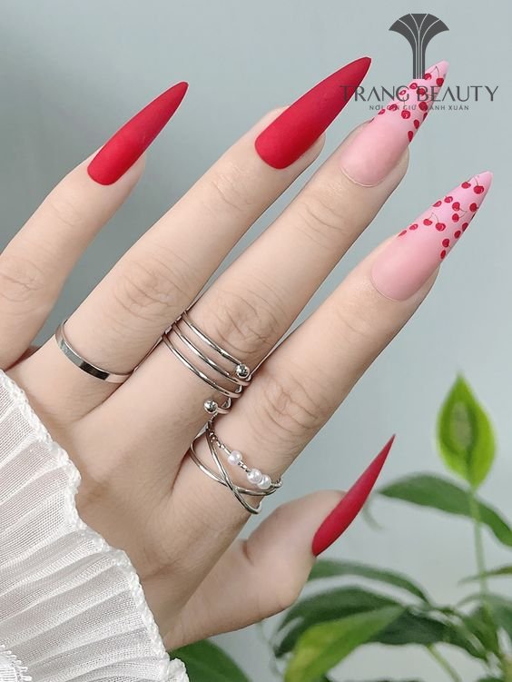 Các mẫu nail móng nhọn tròn dâu tây