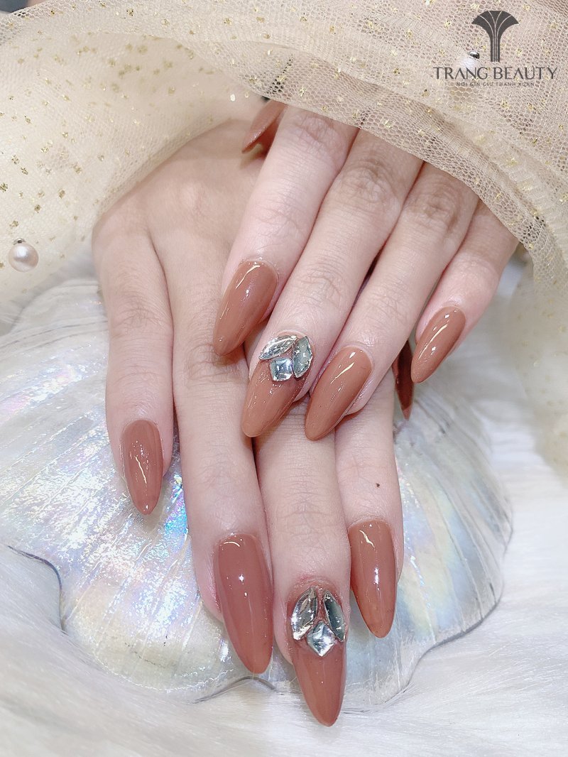 Mẫu nail móng nhọn sơn lì hiện đại