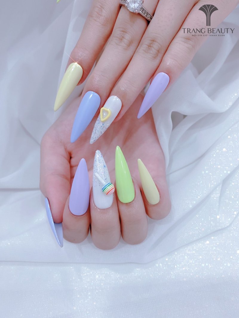 Mẫu nail móng nhọn sơn lì xanh lá