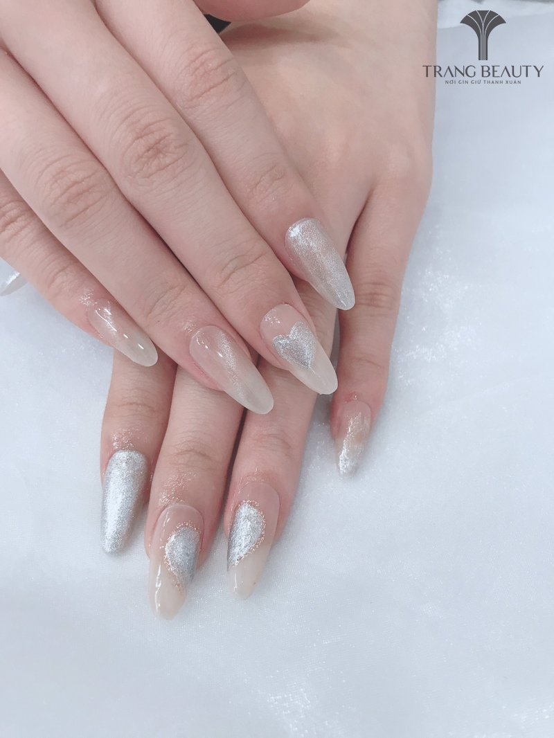 Nail móng nhọn tròn đính kim tuyến kết hợp đính đá